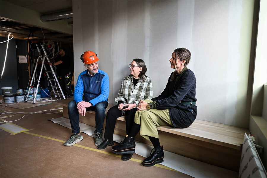 På bildet ser vi fra venstre, styreleder i Bradbenken 10-12 og sivilingeniør, Atle Sundal, gruppeleder for LINK Arkitektur i Bergen, Anne R. Bøthun og interiørarktiekt hos LINK Arkitektur, Inghild Dyrnes.