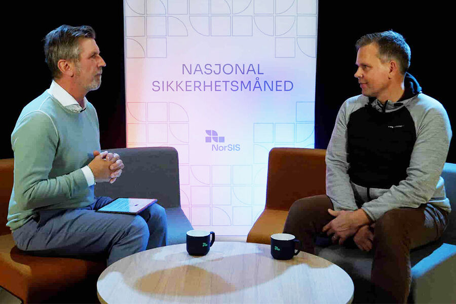 Her ser vi Tom Sørlie, daglig leder i rørleggerfirmaet Knut Malmberg AS, i samtaler med Håkon Haugsbø under NKOM sikkerhetskonferanse i 2024. Rørbedriften ble jo samme mange kjenner til rammet av at deres IT-leverandør ble utsatt for et løsepengeangrep i 2023.