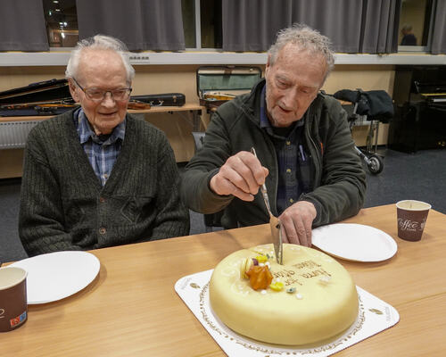 Når ein har passert 90, som Rikken har må kvart år feirast. Asbjørn er også senior, men berre 87. Begge møter fast på øvingane i spelemannslaget. Foto: Nils Helgheim Når ein har passert 90, som Rikken har må kvart år feirast. Asbjørn er også senior, men berre 87. Begge møter fast på øvingane i spelemannslaget. Foto: Nils Helgheim