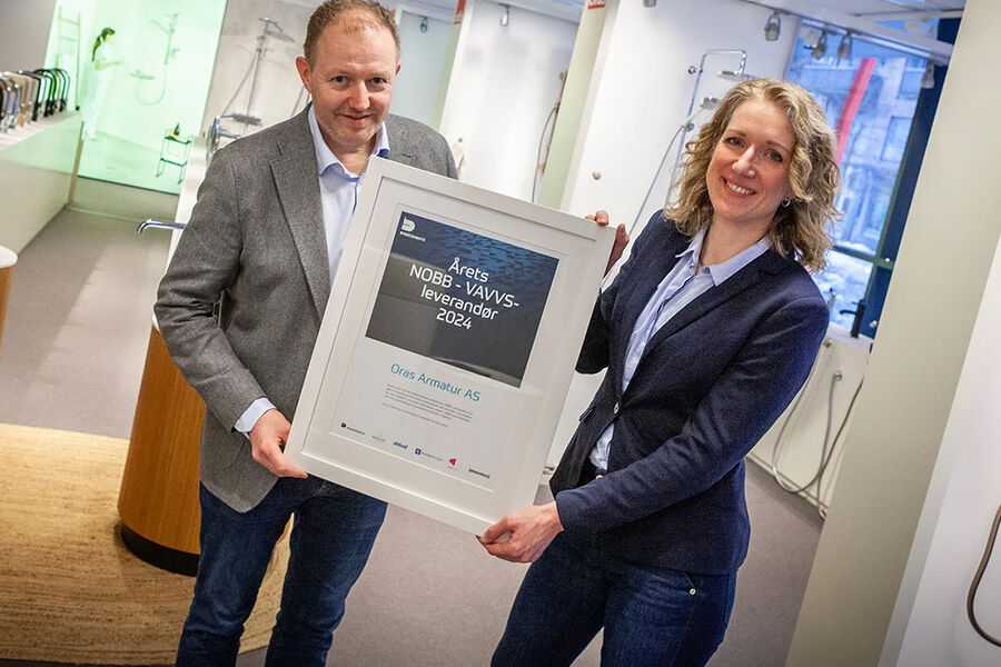 På bildet fra venstre, Lars Erik Fossum – Country Manager, og Ellen Omsted Holter, Key Account Manageren i Oras Armatur.