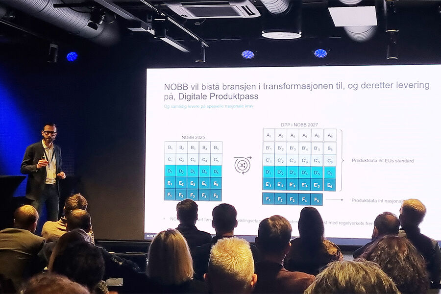 Adm.direktør Mikkel Nielsen i Norsk Byggtjeneste, var en en av foredragsholderne på Rørdagen 2025 6.mars. Der poengterte han blant annet at mange tror at produktdata er noe som er enkelt å standardisere, og at når man først har fått produktdataene på plass er de perfekte i sin levetid gjennom verdikjeden. Det er ikke tilfelle, var et av hans budskap.