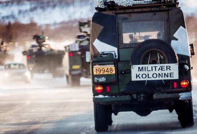 Det blir mye militær trafikk på veiene ut av Indre Troms. Vær oppmerksom, og vær tålmodig hvis du ligger bak en militær kolonne. Foto: Ole-Sverre Haugli, Forsvaret