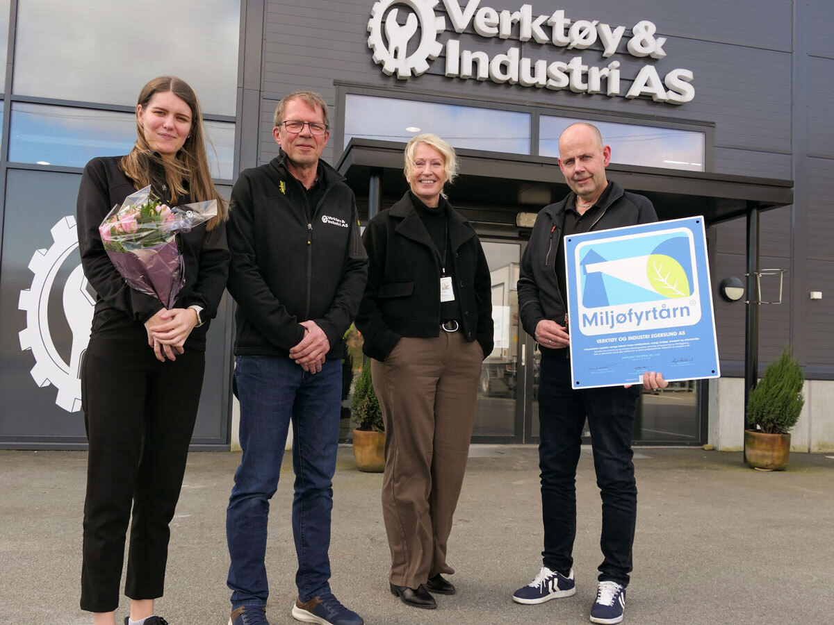 Ansatte i Verktøy & Industri AS utenfor butikken