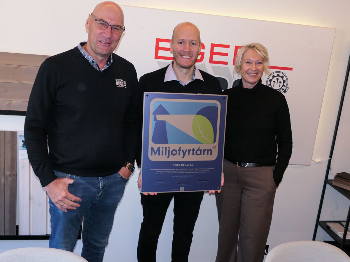 Ansatte i Eger bygg inne på kontoret sammen med ordfører