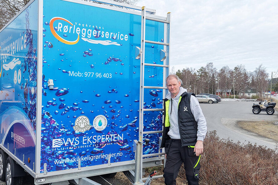 – Skal man lykkes med å få bukt med feil og slurv i rørleggerbransjen må det uavhengige kontroller til, mener Asbjørn Rugnes, daglig leder i Vegårshei Rørleggerservice AS. – Stadig legges det ut bilder av anlegg i sosiale medier som ikke tilfredsstiller TEK 17, selv om de er utført av «seriøse» rørleggerfirmaer.