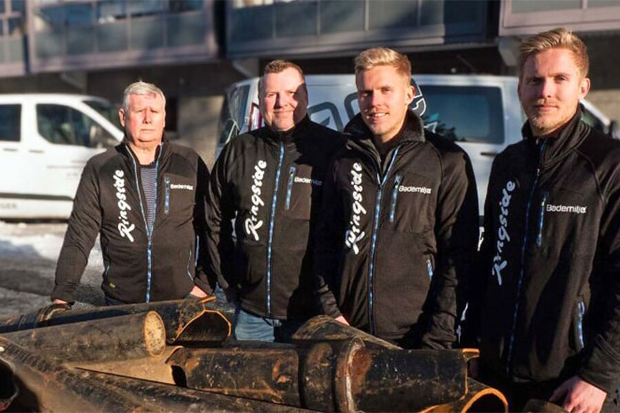 Her ser vi tre generasjoner Skogsrud i Ringside Rørleggerbedrift AS. Fra venstre, bestefar Ronnei, far Kenneth, og tvillingene Kim og Tom Skogsrud. Foto: Ringside