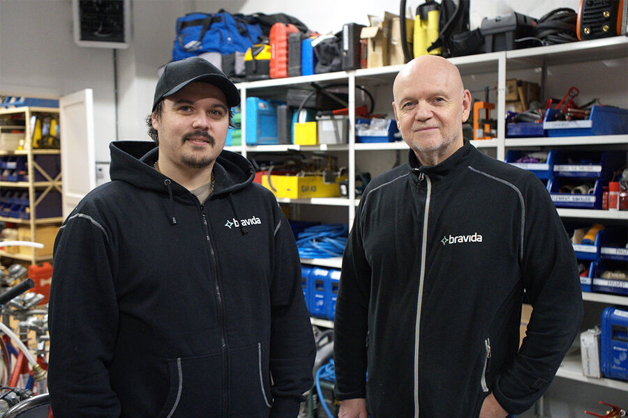 Aleksander Hansen (tv)startet som lærling i Oras og jobbet der til selskapet ble en del av Bravida. Etter noen år ute vendte han nylig tilbake som serviceleder for rør. Her sammen med sin far, Tom Erik Hansen.