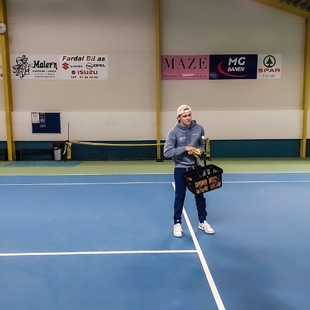 Instruktør som lærer hvordan man spiller tennis