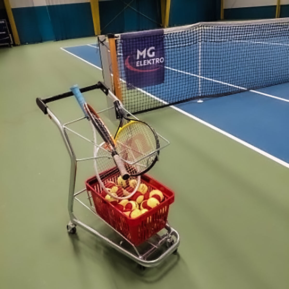 Tennisballer som ligger klar for spill