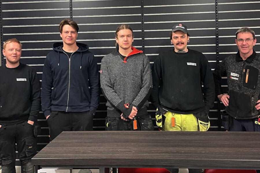 På bildet ser vi fra venstre lærlingene, Lars Lorgen, Noa Bjerkestrand, Lukas Sørlie, Andreas Vik, og daglig leder Stig Fylling. Foto: Valderhaug Rørhandel