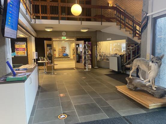 Inngangsparti til biblioteket