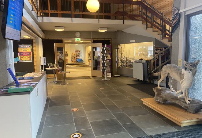 Inngangsparti til biblioteket