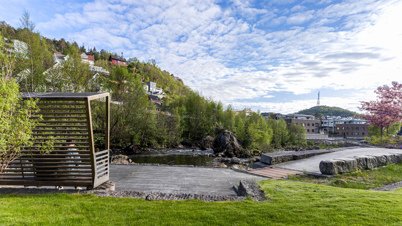 En benk med utsikt mot Varberg og Egersund sentrum