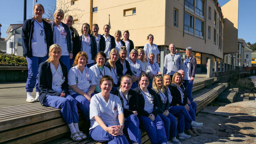 Hjemmesykepleien med de ansatte utenfor Lundeåne bo- og servicesenter