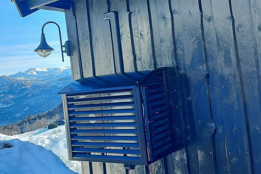 Luft-til-luft-varmepumpe installert på en hytte bidrar til lavere energiforbruk året rundt. Foto: Norsk Varmepumpeforening