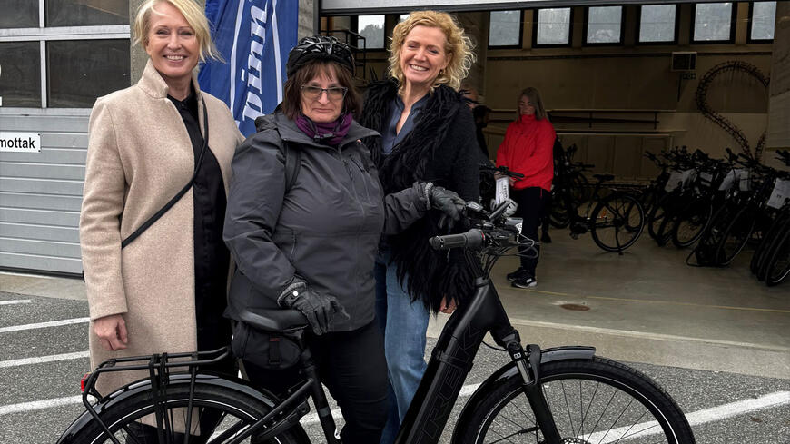 Ansatte med sykkel på utsiden av rådhuset