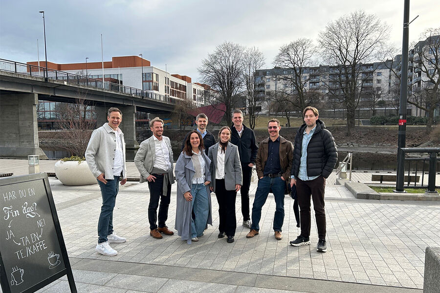 Betonmast Asker og Bærum og OBOS skal utvikle prosjektet Oksenøya bruk. Her fra et signeringstreff i Sandvika. Fra venstre: Lars Erik Bøe Engen (Betonmast), Eskil Thorkildsen (Betonmast), Camilla Øen (Betonmast), Eivind Sætha (Betonmast), Kristine Hasvold (OBOS), William Bergh (OBOS), Herman Engesgaar (OBOS) og Mathias Rodny (OBOS).