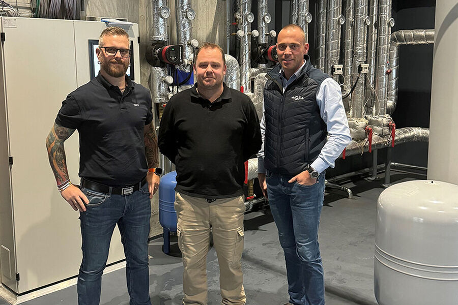 Andreas Blåsternes, distriktssjef for Uponor i Vestland og Møre og Romsdal, Aller Gruppens innkjøpsleder og daglig leder i Unik VVS, Mike Kristiansen, og Kristian Langebeck, National Sales Manager for Uponor, har innledet et godt samarbeid igjen.