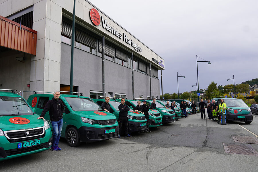 Værnes Rørleggerbedrift på rekke og rad foran sitt kontor. Foto: Værnes AS.