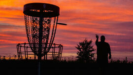 Frisbeegolf på kveldstid