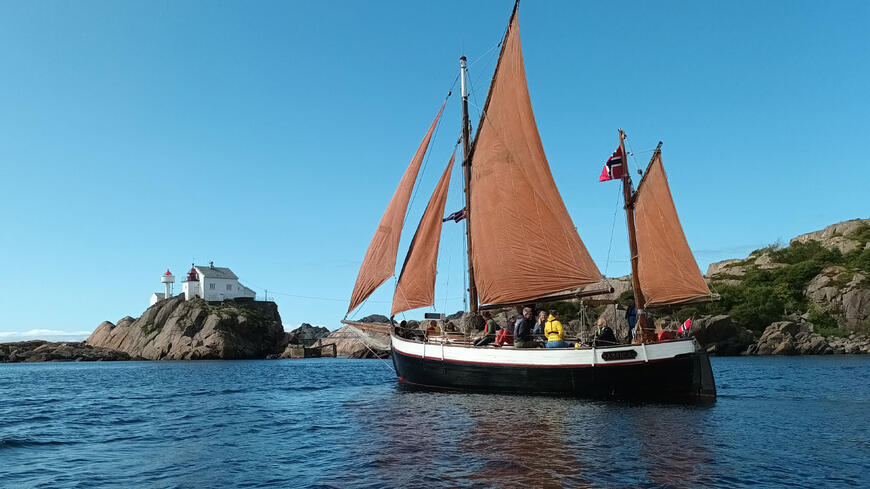 Seilbåten Amanda af Egersund seiler utenfor Viberodden