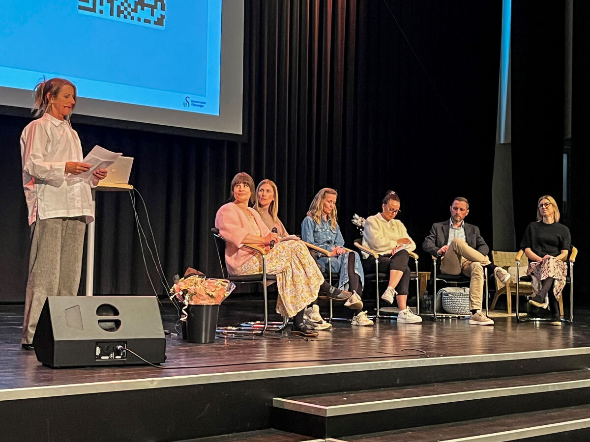 Paneldebatt på scenen