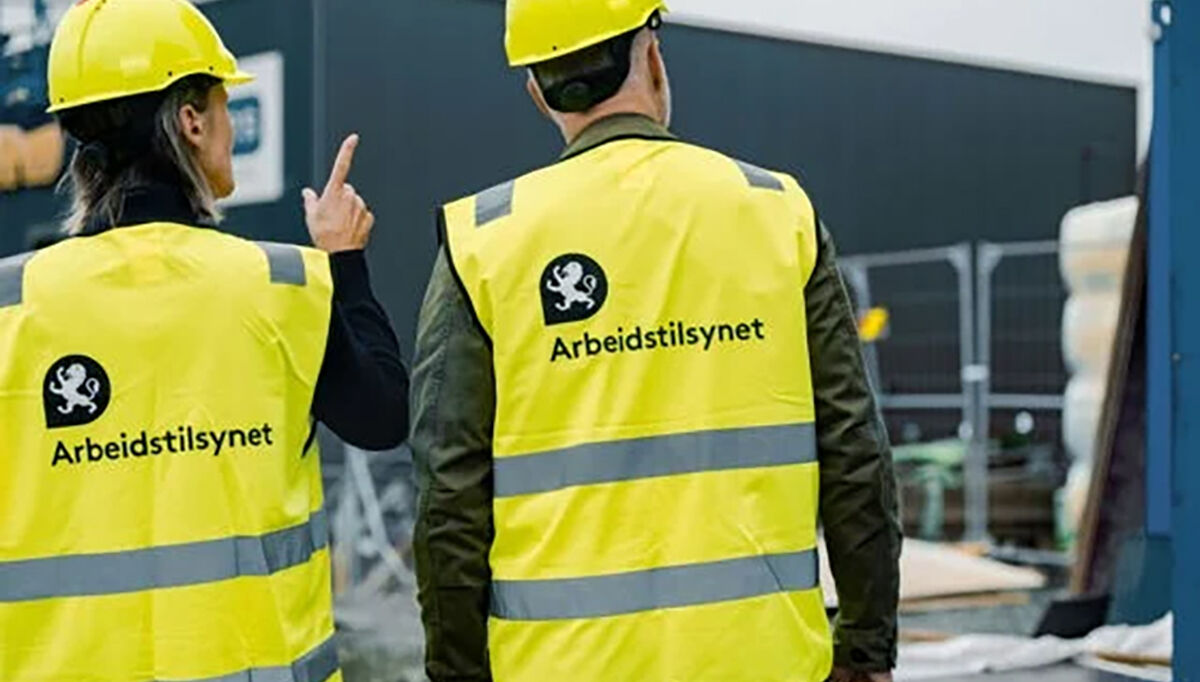 Regjeringen forsterker arbeidet mot sosial dumping og kriminalitet i arbeidslivet, og vil legge fram en ny handlingsplan med særlig vekt på bransjer med høy risiko for utnytting av arbeidstakere. På bildet ser vi to inspektører fra Arbeidstilsynet som er på tilsyn på en byggeplass. Foto: Ole Ekker / Arbeidstilsynet