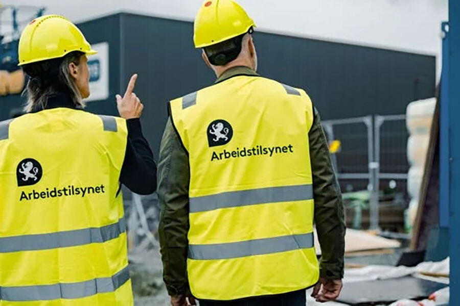 Regjeringen forsterker arbeidet mot sosial dumping og kriminalitet i arbeidslivet, og vil legge fram en ny handlingsplan med særlig vekt på bransjer med høy risiko for utnytting av arbeidstakere. På bildet ser vi to inspektører fra Arbeidstilsynet som er på tilsyn på en byggeplass. Foto: Ole Ekker / Arbeidstilsynet