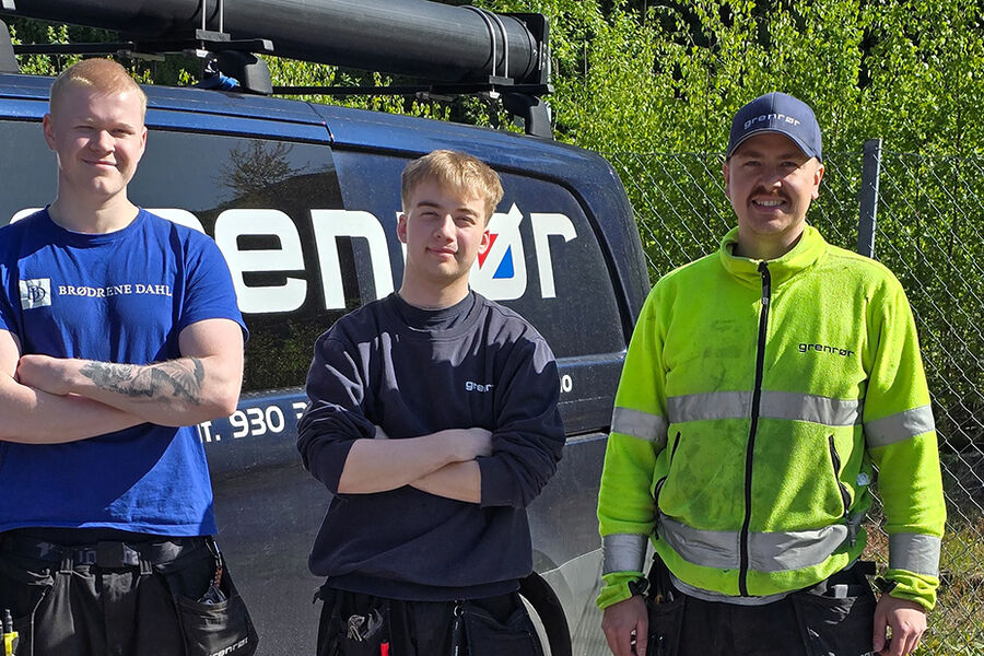 Her ser vi lærlingene Ask, Bastian og Jacob i Grenrør AS. Foto: Grenrør AS