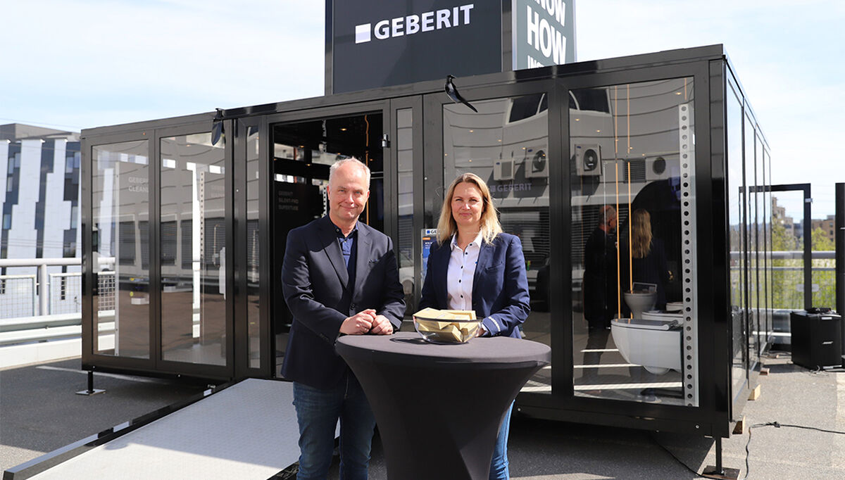 Geberits administrerende direktør Tor Martin Garsjø og markedssjef Katharina Sølvberg gleder seg over at Geberit Road Trip 2025 er i gang. Motivet er fra samlingen på Geberits base i Lørenskog før den mobile utstillingen startet på sin omfattende turné.