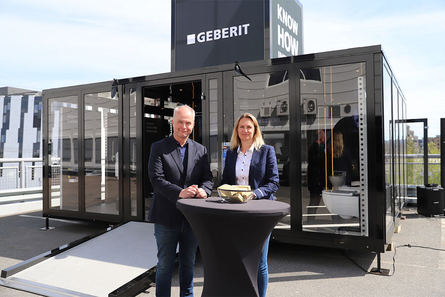 Geberits administrerende direktør Tor Martin Garsjø og markedssjef Katharina Sølvberg gleder seg over at Geberit Road Trip 2025 er i gang. Motivet er fra samlingen på Geberits base i Lørenskog før den mobile utstillingen startet på sin omfattende turné.