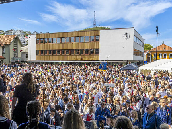 17. mai fra scenen på torget i Egersund med masse publikum
