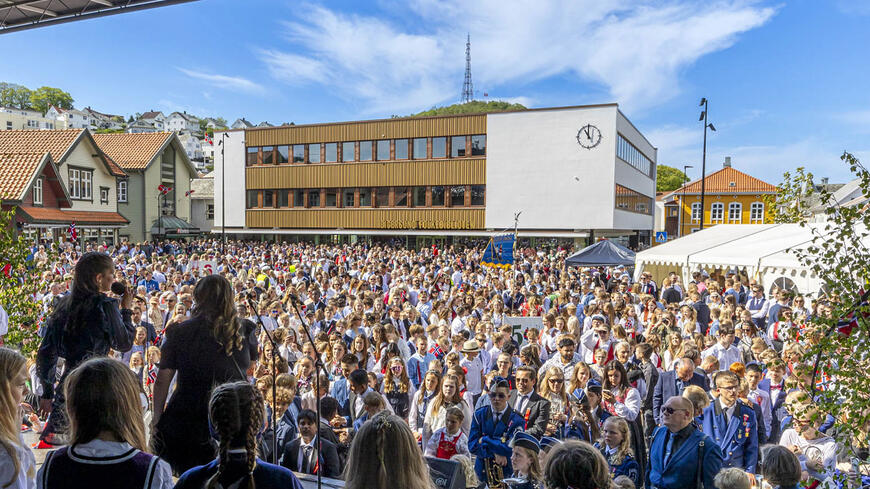 17. mai fra scenen på torget i Egersund med masse publikum