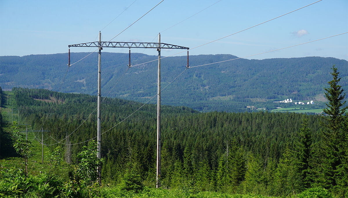 Fåberg - Ulven vest for Burås-300 kV simpleks på betong bæremast sett mot nordøst og Nittedal jordstasjon i øst