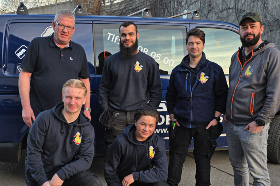 På bildet ser vi fra venstre, faglig leder Geir Jansen, lærling Abdullah Fata, lærling Oscar Bjærgesæter, daglig leder Eskild Muri Bø, praksiselev Sivert og praksiselev Leo Fredriksen. Foto: Andenæs VVS