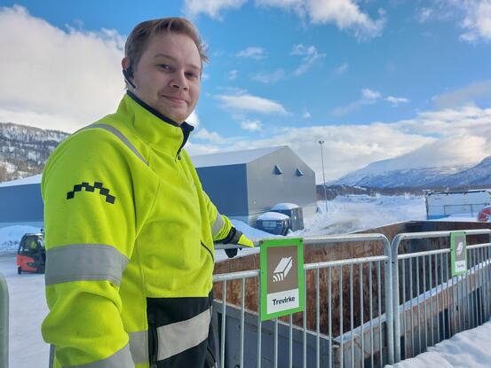 Foto: Senja Avfall - Ketil Isaksen, som er avdelingsleder i Senja Avfall Miljø håper at mange benytter muligheten til å levere avfallet etter vårryddingen hjemme. Han forteller:  - Avfall er felleskapets ressurs når det kommer til oss og blir behandlet på ansvarlig måte. Samtidig bidrar det positivt til miljøet.   Senja Avfall har innført adgangs