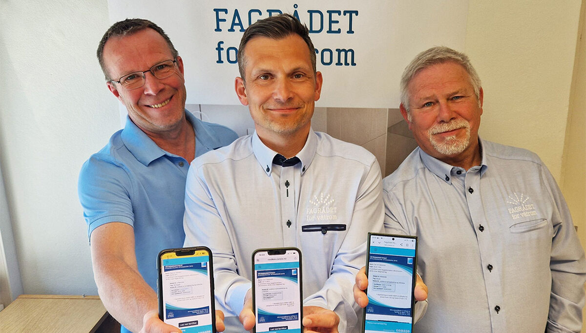 Fra venstre: Fagsjef Bjørnar Hansen, daglig leder Lars Tobiassen og seniorrådgiver Geir Sørensen i FFV, er fornøyde med det nye digitale våtromssertifikatet. Foto: FFV