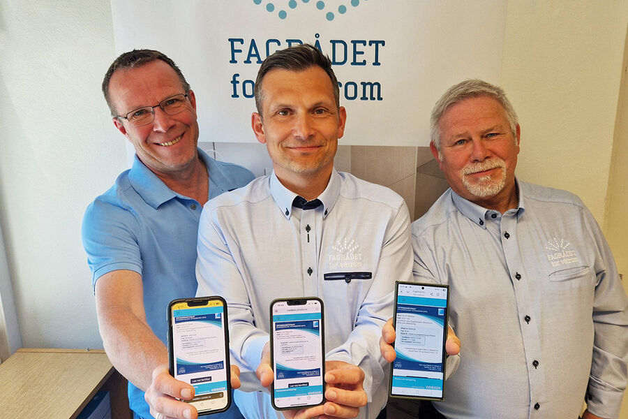 Fra venstre: Fagsjef Bjørnar Hansen, daglig leder Lars Tobiassen og seniorrådgiver Geir Sørensen i FFV, er fornøyde med det nye digitale våtromssertifikatet. Foto: FFV