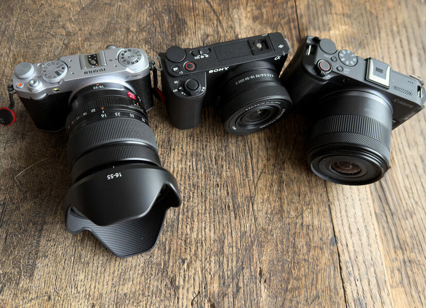 Canon EOS R50 V, Fujifilm XM-5 og Sony ZV-E10 II.