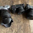 Canon EOS R50 V, Fujifilm XM-5 og Sony ZV-E10 II.