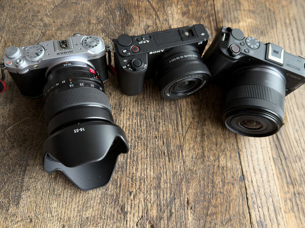 Canon EOS R50 V, Fujifilm XM-5 og Sony ZV-E10 II.