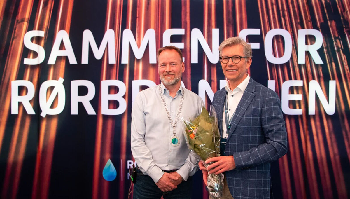 Sammen for rørbransjen: Avtroppende styreleder Torkild Korsnes gir stafettpinnen videre til Tore Bakke, administrerende direktør i Bravida Norge, som er valgt til ny styreleder i Rørentreprenørene Norge. Foto: Kaja Høvik Sivertsen, RørNorge
