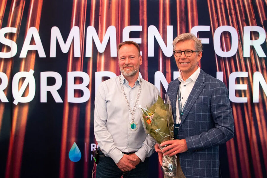 Sammen for rørbransjen: Avtroppende styreleder Torkild Korsnes gir stafettpinnen videre til Tore Bakke, administrerende direktør i Bravida Norge, som er valgt til ny styreleder i Rørentreprenørene Norge. Foto: Kaja Høvik Sivertsen, RørNorge