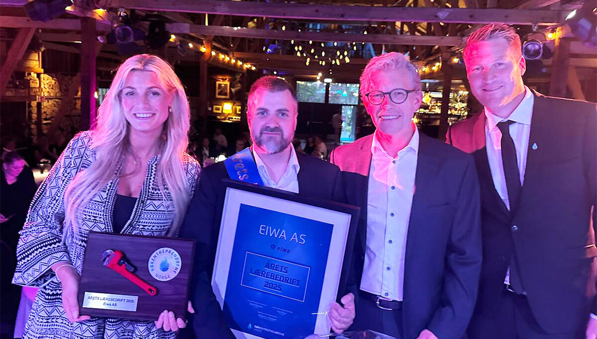 Her ser vi prosjektleder Morten Vaksdal i Eiwa ( nummer to fra venstre) på scenen med beviset på at Eiwa AS er kåret til årets lærebedrift. Han står sammen med fra venstre, Kaja Høvik Sivertsen. RørNorge, styreleder Tore Bakke, og dommer Roar Nilsen, daglig leder i Notodden Rørleggerforretning. Foto: RørNorge