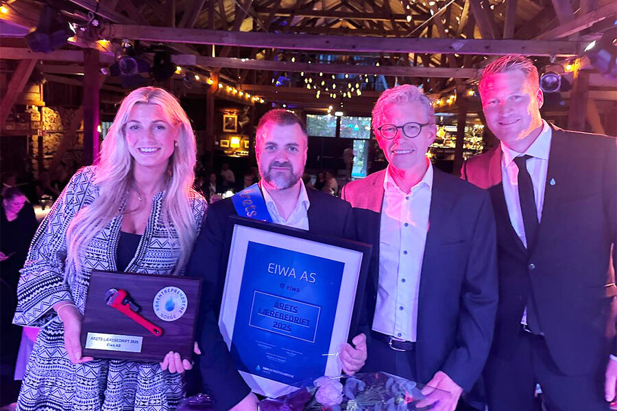 Her ser vi prosjektleder Morten Vaksdal i Eiwa ( nummer to fra venstre) på scenen med beviset på at Eiwa AS er kåret til årets lærebedrift. Han står sammen med fra venstre, Kaja Høvik Sivertsen. RørNorge, styreleder Tore Bakke, og dommer Roar Nilsen, daglig leder i Notodden Rørleggerforretning. Foto: RørNorge