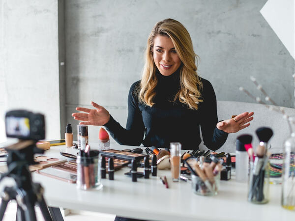 Det er slett ikke bare moteriktig ungdom som deler opplevelser i form av videoer på sosiale medier.  (Foto: Adobe Stock)