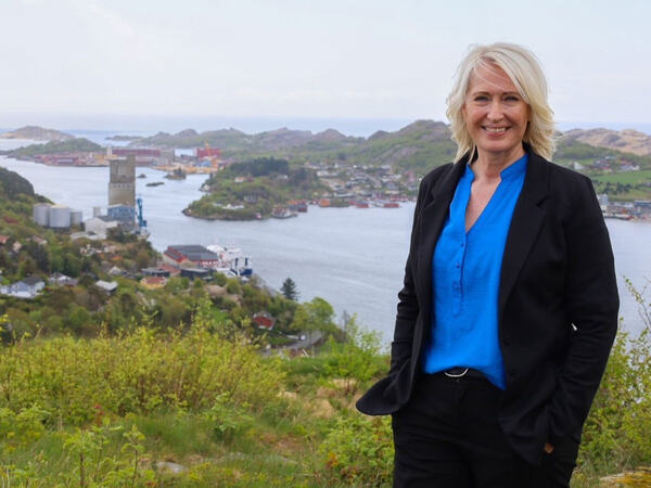 Ordfører på Vardberg med havna i bakgrunnen