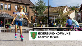 Barn som leker på torget en sommerdag