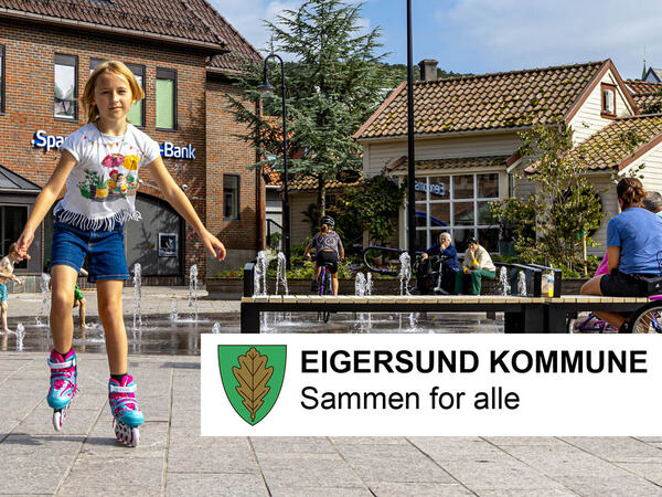 Barn som leker på torget en sommerdag