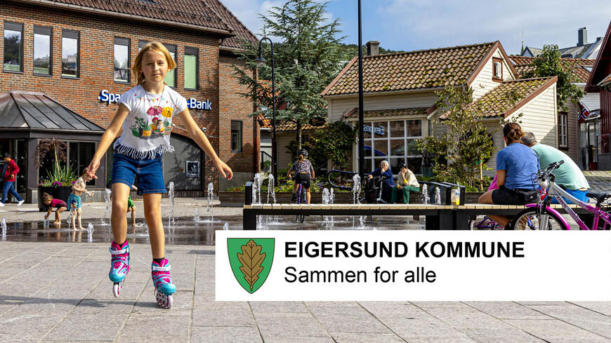 Barn som leker på torget en sommerdag